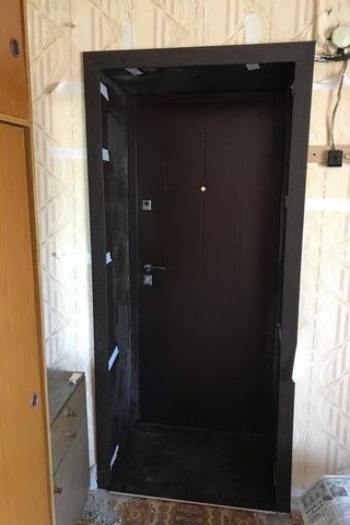 Вид со стороны квартиры, дверь с оформлением проема, Шарыпово