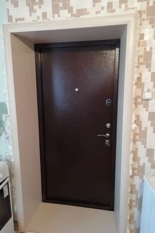 Дверь со стороны квартиры, с оформлением проема, Северск
