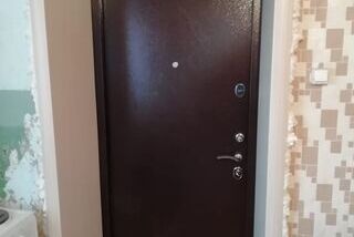 Дверь со стороны квартиры, с оформлением проема, Северск