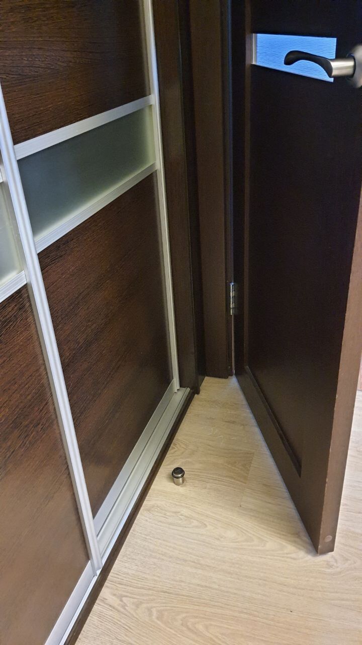 Дверной стопор напольный между шкафом и дверью