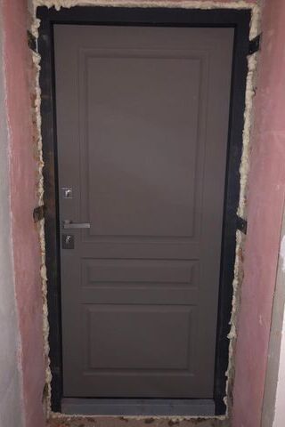 Входная дверь без оформления откосов