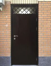 Стальная дверь с фрамугой из стеклопакета и металлической решетки