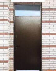 Техническая входная дверь с фрамугой со стеклопакетом