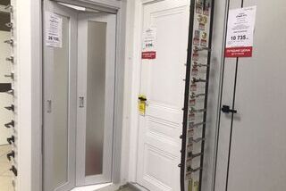 Выставка межкомнатных дверей в магазине дверей на Строителей