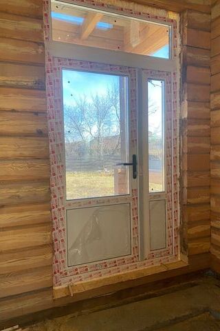 Входная группа в доме из бруса